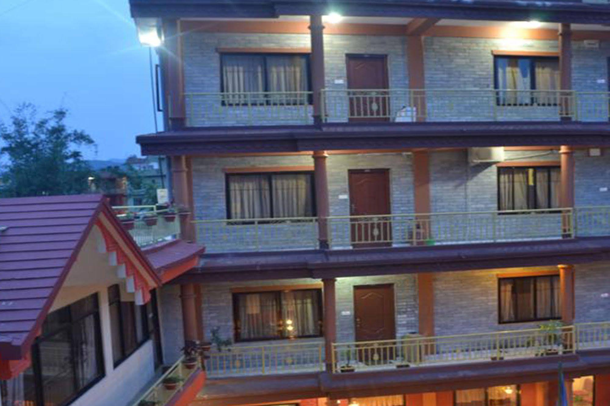 Golden Gate Hotel Покхара Екстер'єр фото