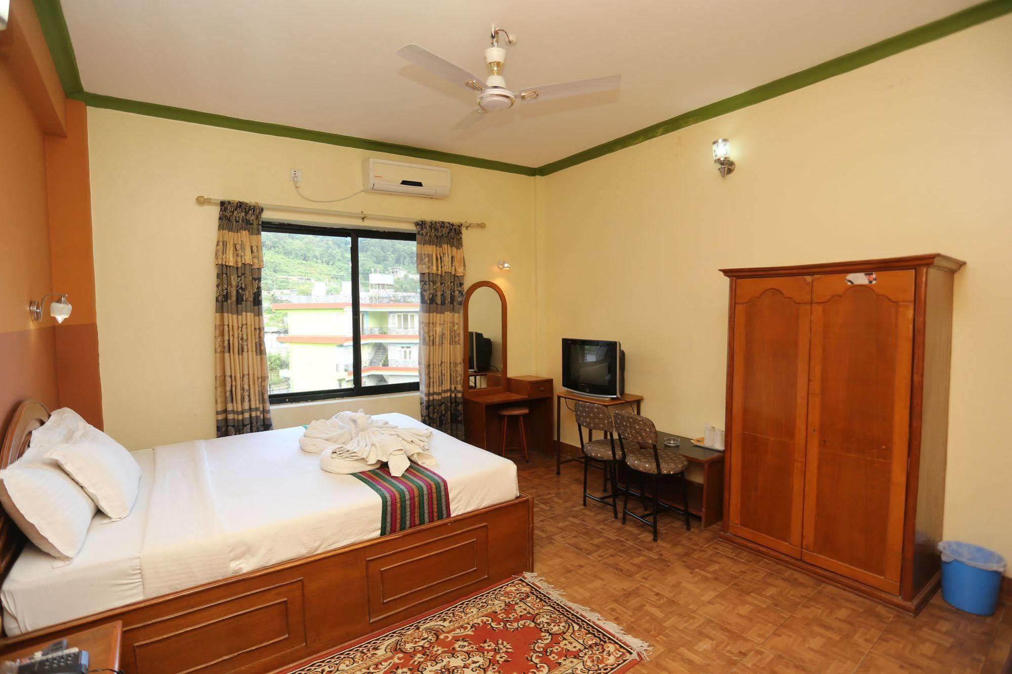 Golden Gate Hotel Покхара Екстер'єр фото