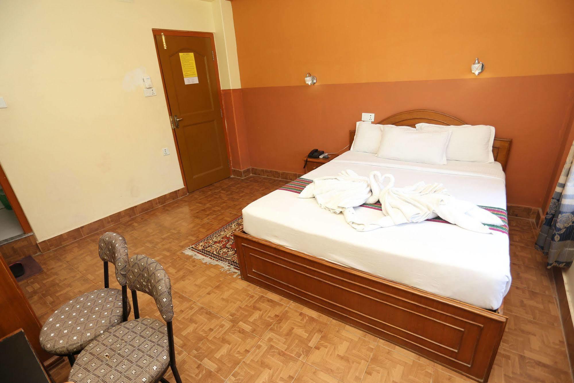 Golden Gate Hotel Покхара Екстер'єр фото