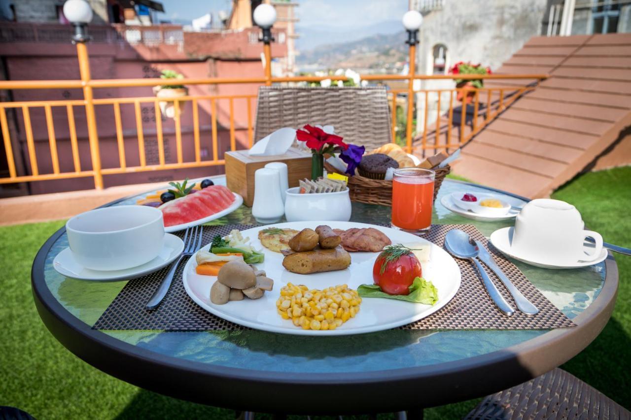 Golden Gate Hotel Покхара Екстер'єр фото